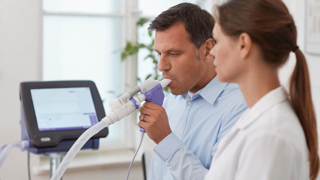Paciente-hombre-con-doctor-mujer-realizando-una-espirometria-basal.jpg
